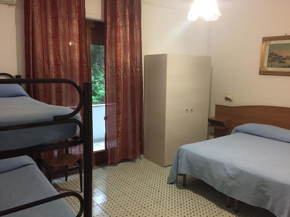 Hotel Cavour Соренто Екстериор снимка