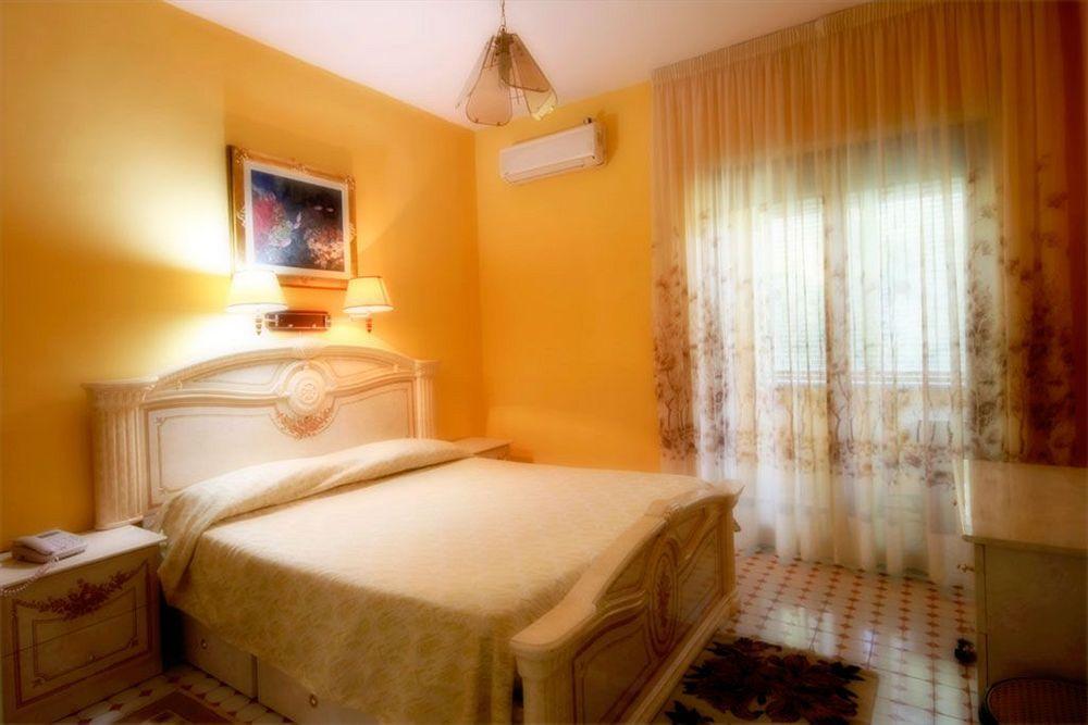 Hotel Cavour Соренто Екстериор снимка