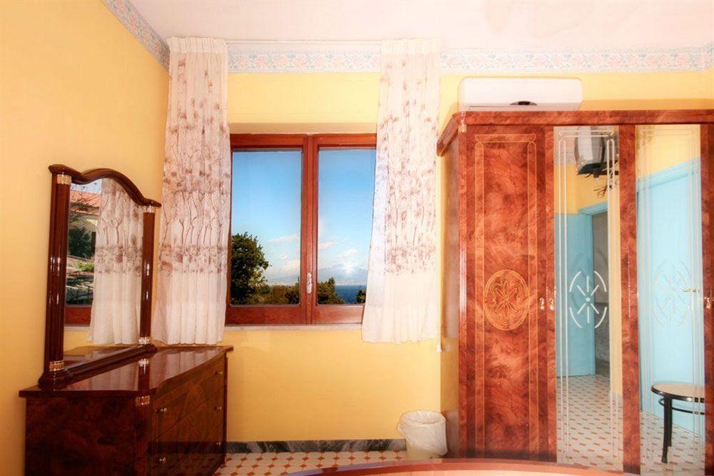 Hotel Cavour Соренто Екстериор снимка