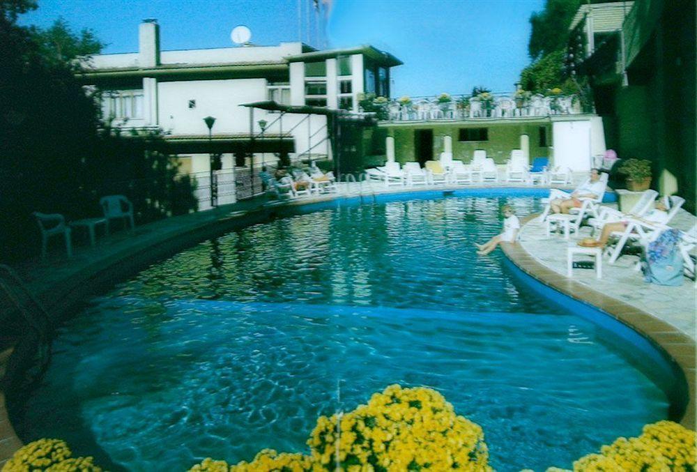 Hotel Cavour Соренто Екстериор снимка