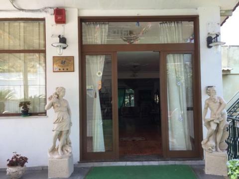 Hotel Cavour Соренто Екстериор снимка