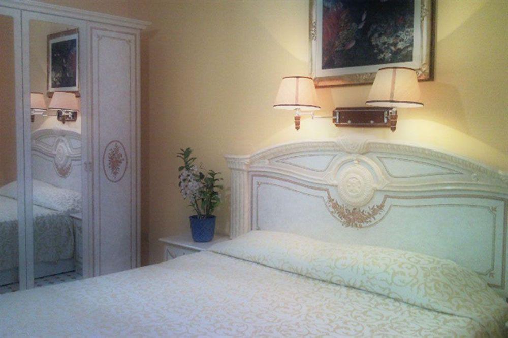 Hotel Cavour Соренто Екстериор снимка